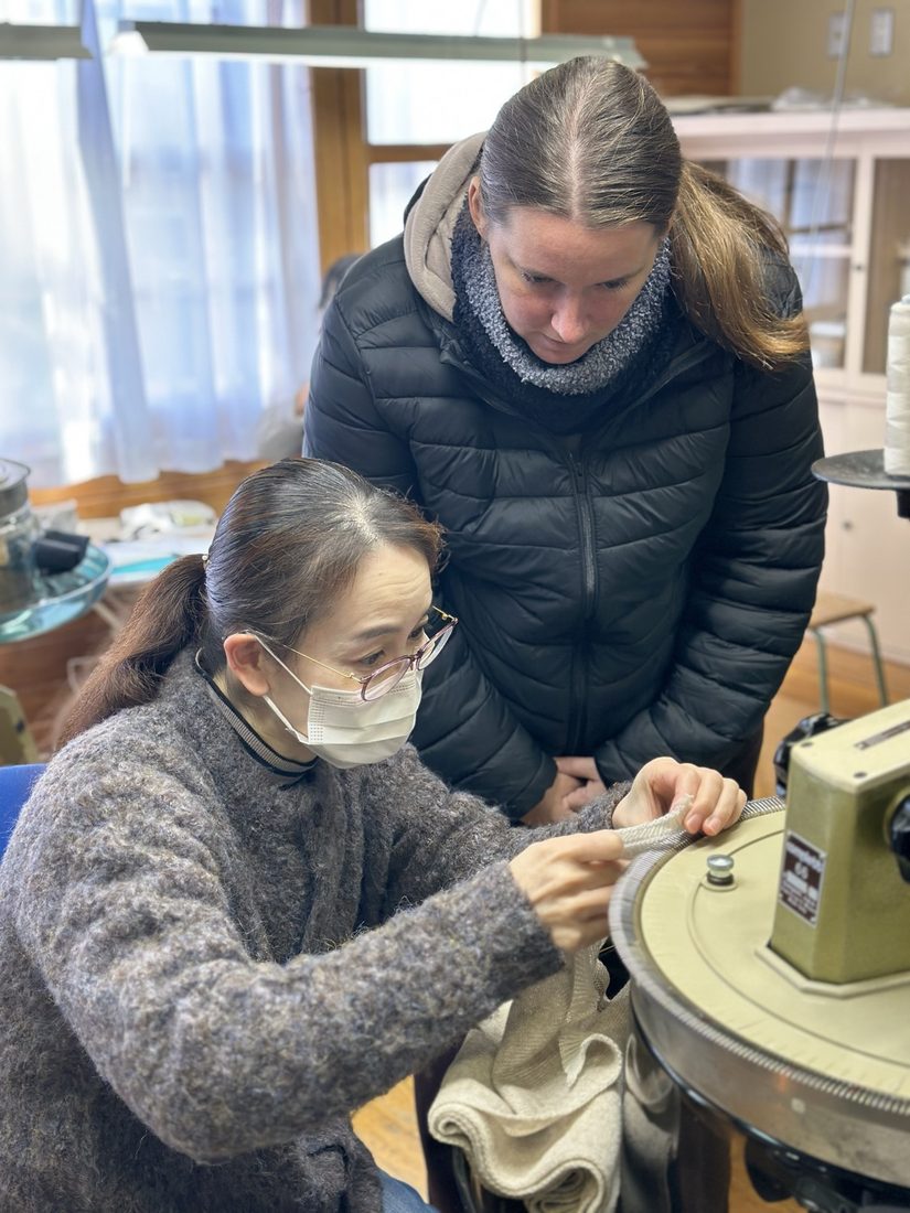 UTOカシミヤ工場で職人に教わりながら制作を体験するゲスト