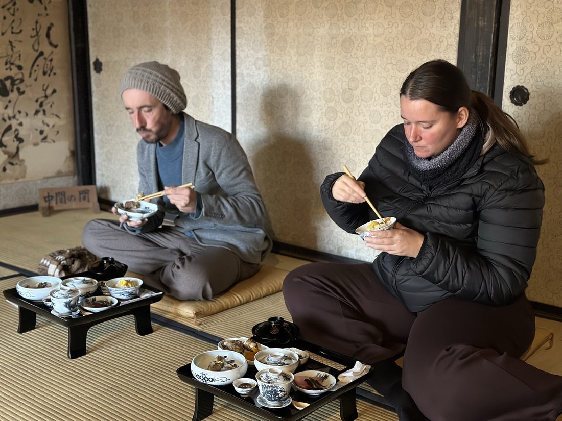 古民家の座卓で郷土料理を味わうフランスからのゲスト