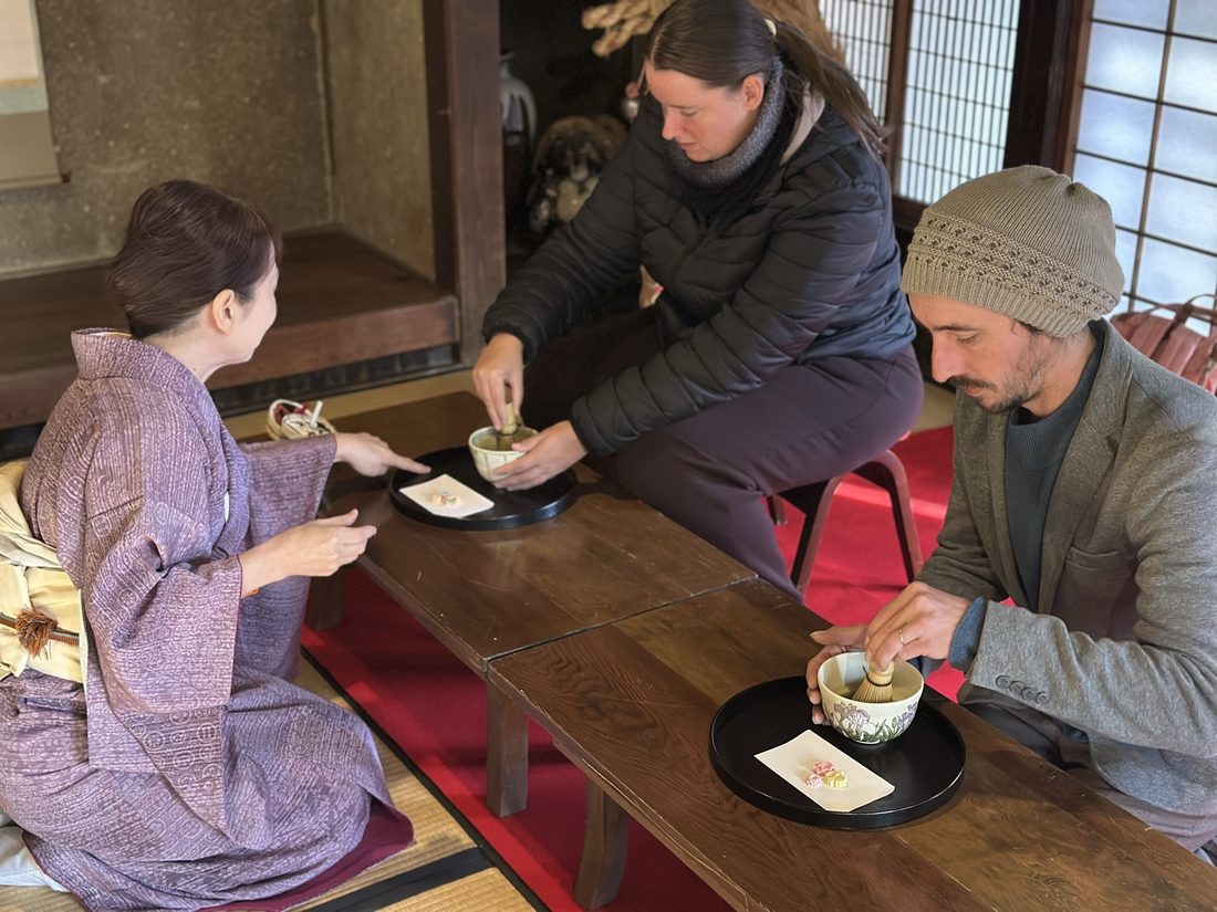 茶道で一服を楽しむフランスからのゲスト